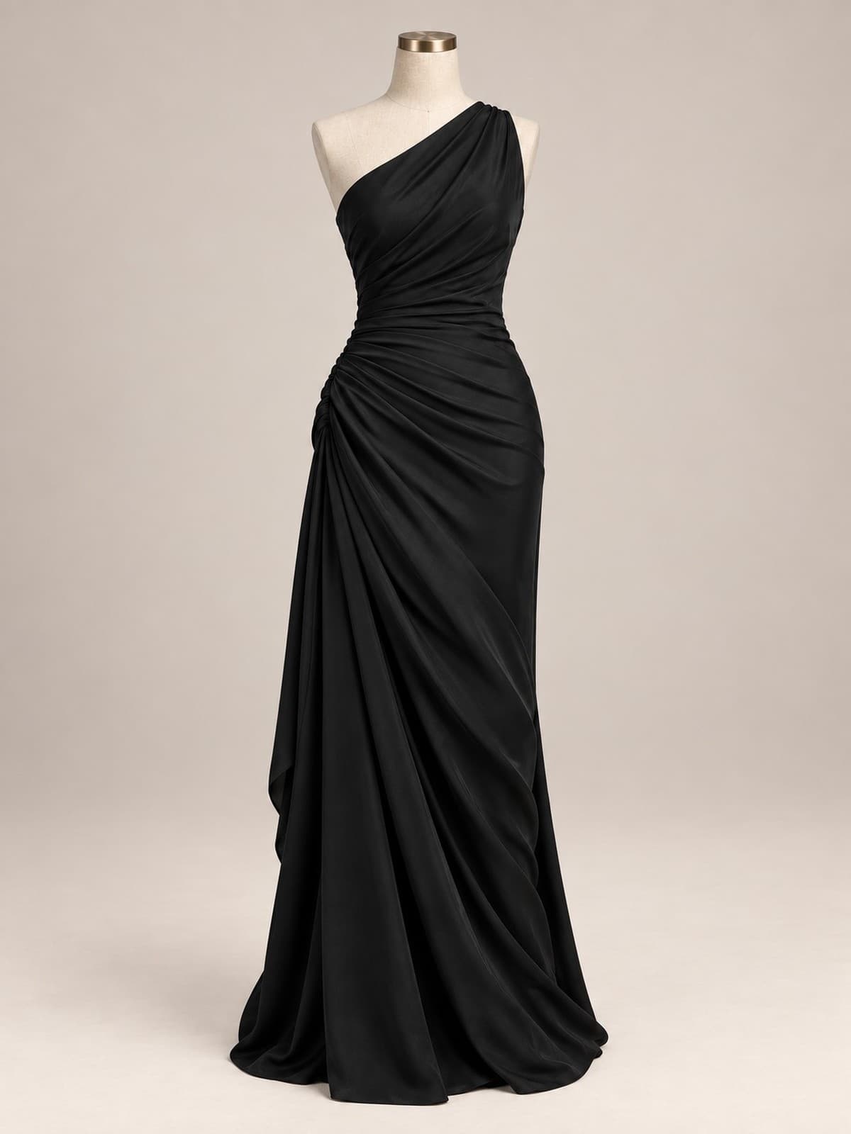 Vestido de festa Ônix: cetim preto, decote de um ombro só, corpo drapeado e franzido na lateral, silhueta coluna com caimento fluido, em manequim de ateliê.