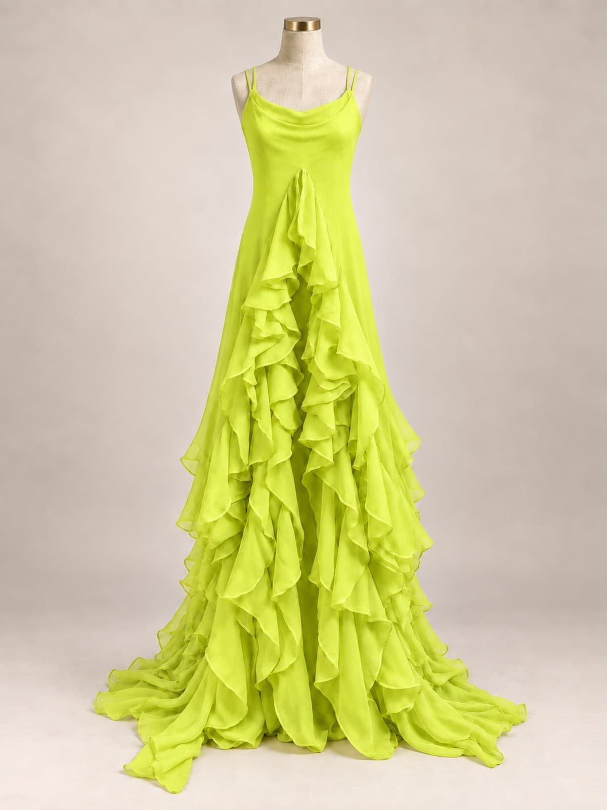 Vestido de festa Verbena: organza verde-limão, alças finas e babados em cascata até uma cauda, em manequim de ateliê.